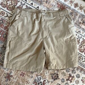 Men’s Woolrich khaki shorts, size 38. EUC. No stains, all zippers work.